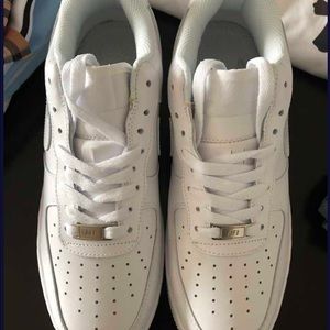 NIKE AIR FORCE 1s SIZE 9